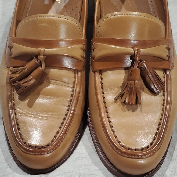 Classic Tan Leather Loafers with Tassels - Picture 4 of 7